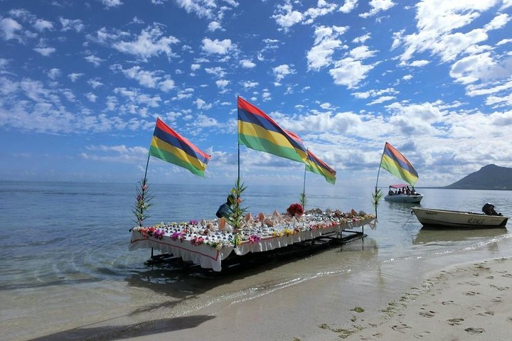 Dolphin Encounters, Ile aux Benitier & Crystal rock: Full-Day (Lunch & Transfer)