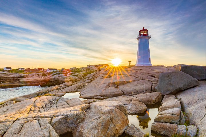 Halifax Premium Tour: Peggy's Cove, Citadel & Titanic Cemetery