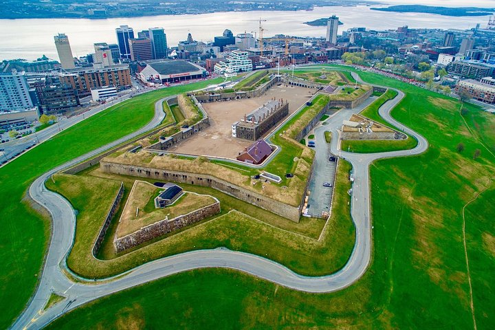 Halifax Premium Tour: Peggy's Cove, Citadel & Titanic Cemetery