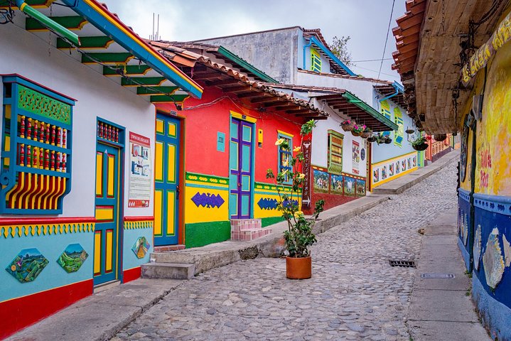 Guatapé Tour: Piedra del Peñol with Boat Tour, Breakfast, Lunch