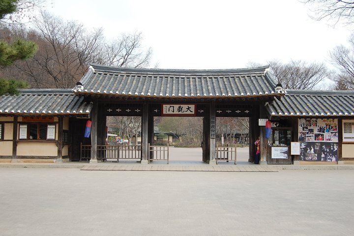 Day Trip to Yongin Daejanggeum and Korean Folk Village from Seoul