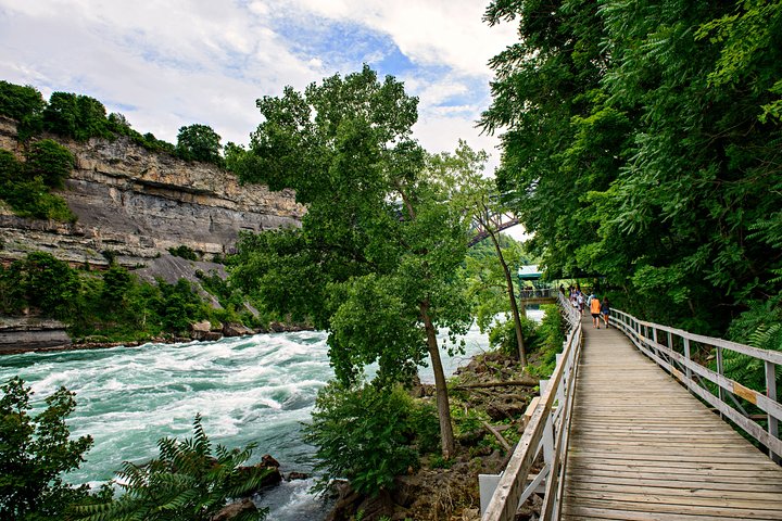 Niagara Falls Canada 3-Hour Tour with Boat and Behind the Falls