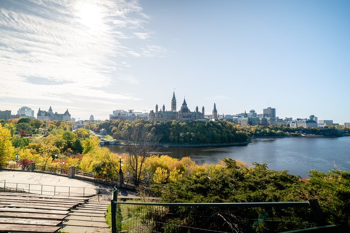Ottawa Premium City Tour with Parliament Hill & Canal Cruise