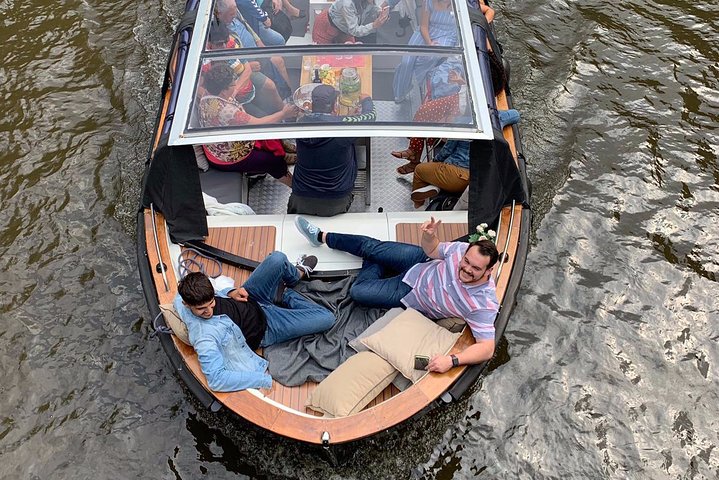 Amsterdam Small-Group Canal Cruise Including Snacks and Drinks