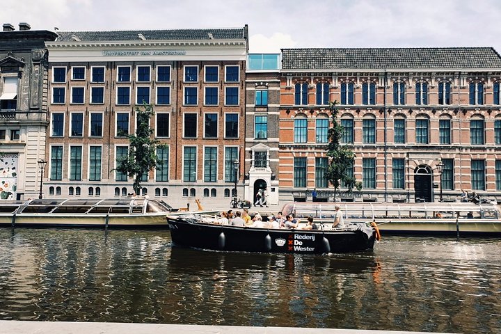 Amsterdam Small-Group Canal Cruise Including Snacks and Drinks