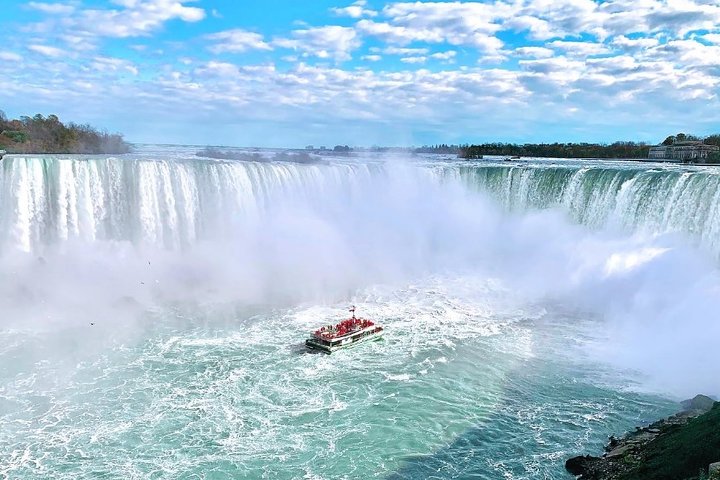 Niagara Falls Canada 3-Hour Tour with Boat and Behind the Falls
