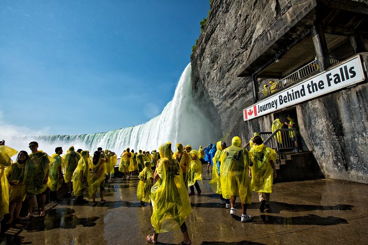 Niagara Falls Canada 3-Hour Tour with Boat and Behind the Falls