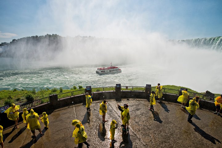 Niagara Falls Canada 3-Hour Tour with Boat and Behind the Falls