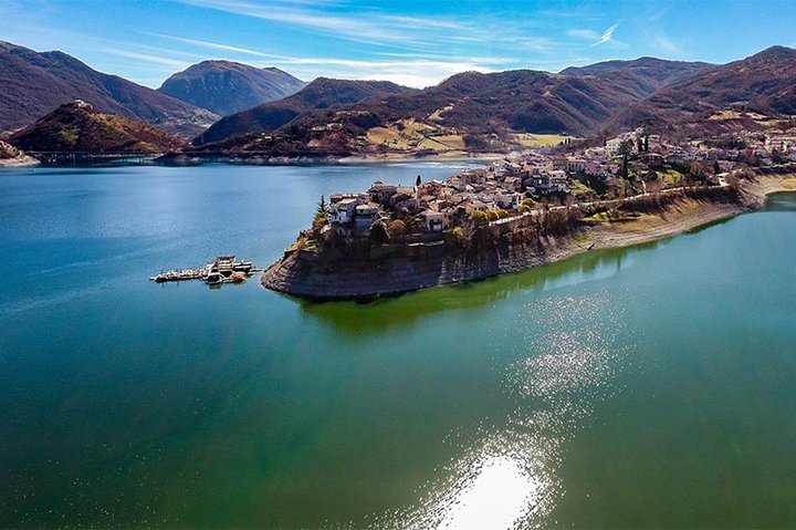 Hike Lake Castle and Good Food!