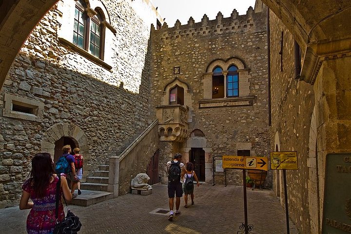 Taormina and Castelmola private and guided tour with Arancino