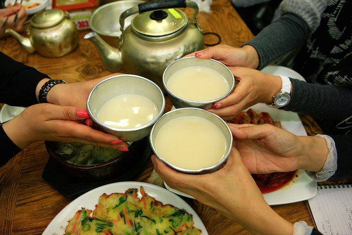 Small Group Seoul Highlight Tour opt. Hanbok & Tea Ceremony