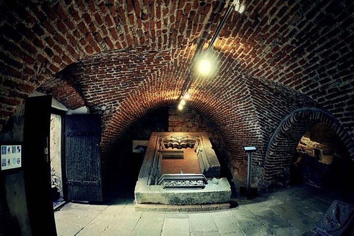 Visit Corvin Castle from Oradea in a 1 day tour.