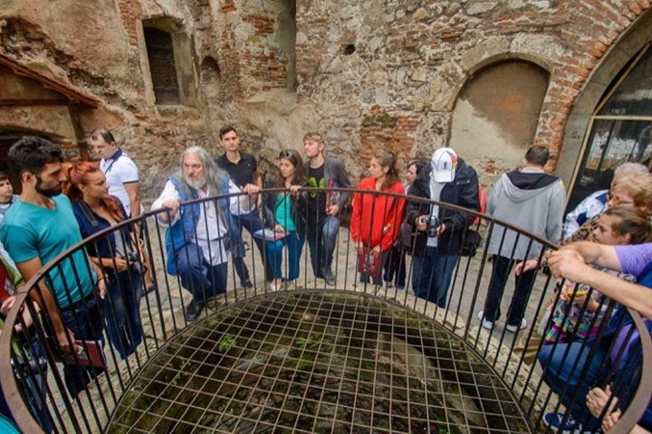 Visit Corvin Castle from Oradea in a 1 day tour.