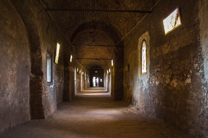 Visit Corvin Castle from Oradea in a 1 day tour.