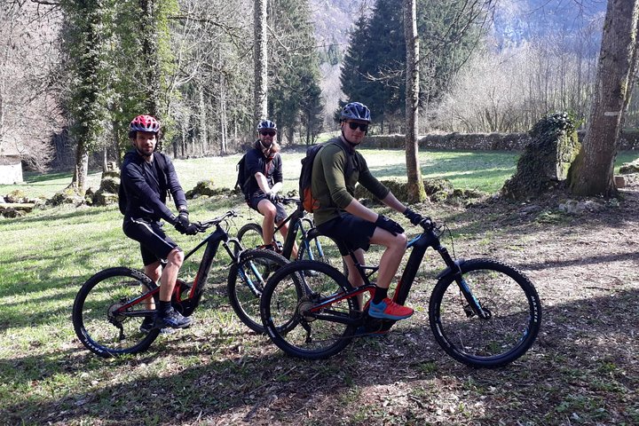 Electric mountain biking in Annecy