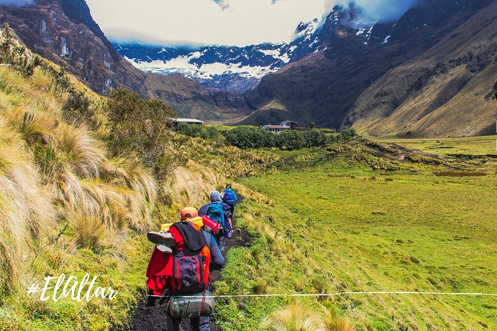 2 days - Trekking snowy the Altar Volcano & Yellow Lagoon Visit