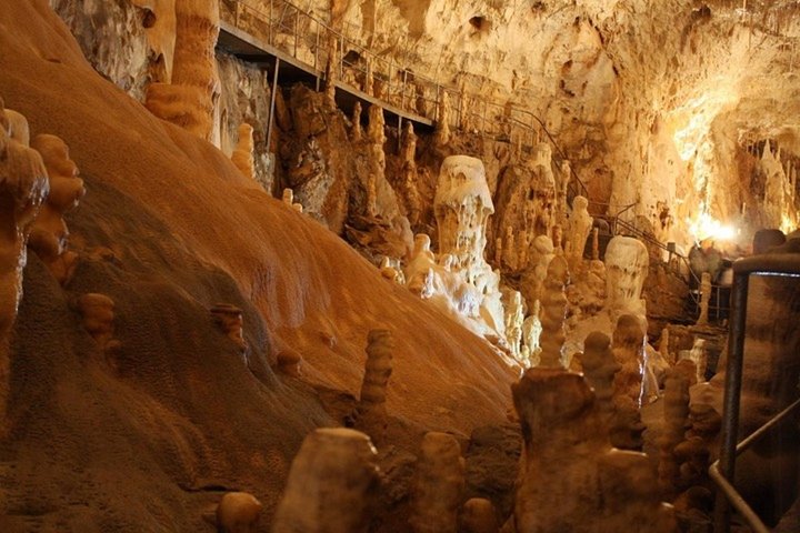 The Bear's Cave - One-Day Air conditioned car Tour from Oradea