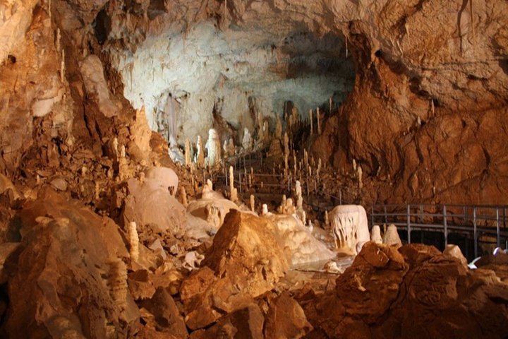 The Bear's Cave - One-Day Air conditioned car Tour from Oradea
