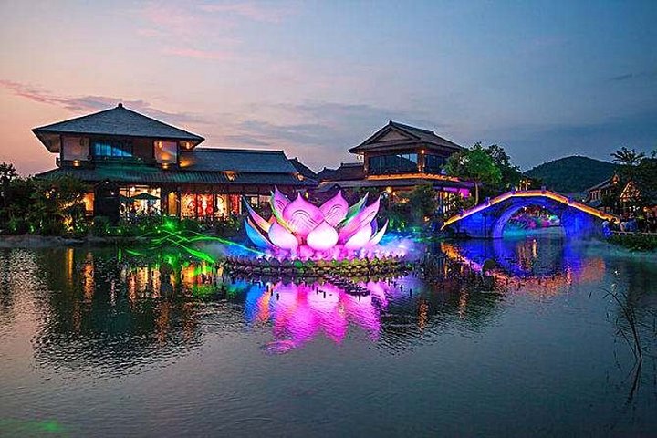 Wuxi Private Day Tour with Lingshan Buddhist Scenic Spot and Nianhua Bay Village