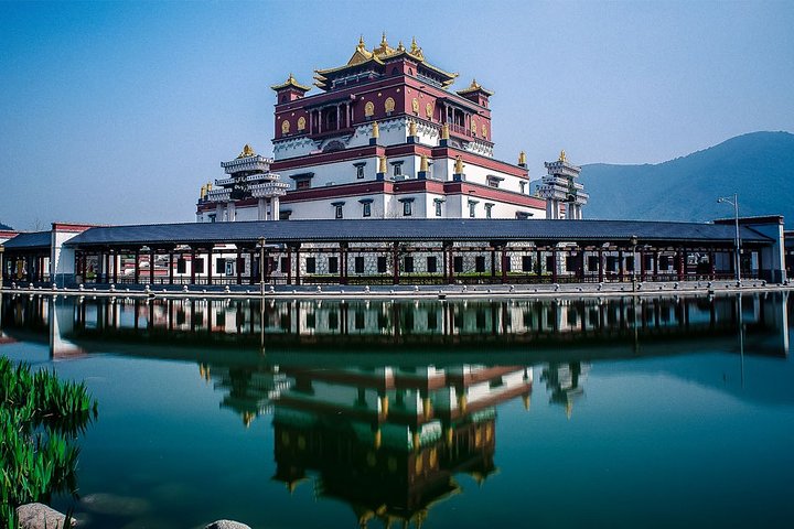 Wuxi Private Day Tour with Lingshan Buddhist Scenic Spot and Nianhua Bay Village