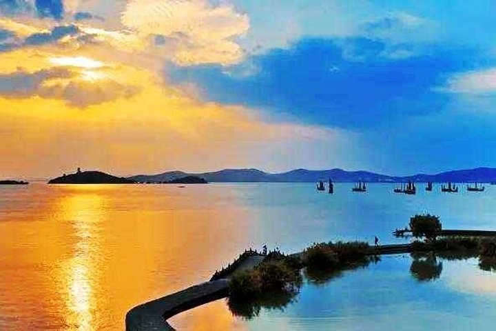 Wuxi Private Day Tour with Lingshan Buddhist Scenic Spot and Taihu Yuantouzhu