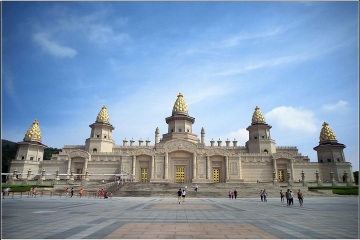 Wuxi Private Day Tour with Lingshan Buddhist Scenic Spot and Taihu Yuantouzhu