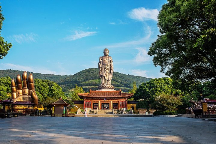 Wuxi Private Day Tour with Lingshan Buddhist Scenic Spot and Nianhua Bay Village