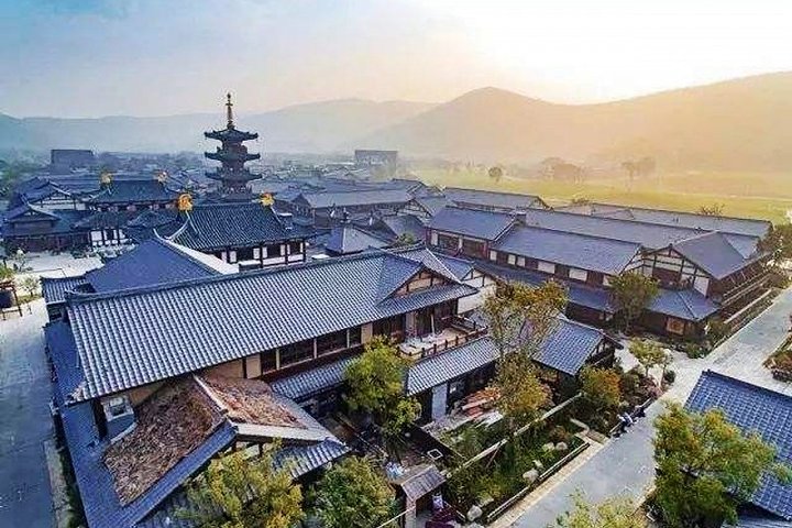 Wuxi Private Day Tour with Lingshan Buddhist Scenic Spot and Nianhua Bay Village