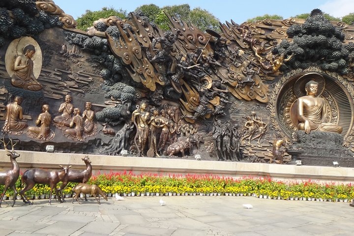 Wuxi Private Day Tour with Lingshan Buddhist Scenic Spot and Nianhua Bay Village