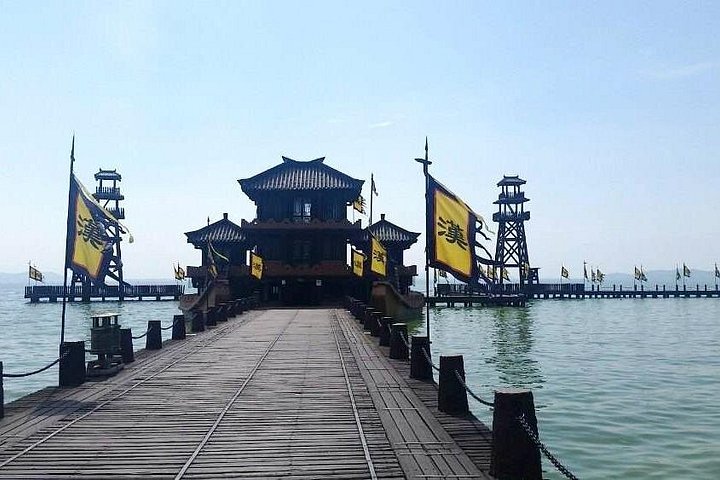 Sanguo City Half-Day Private Tour with Taihu Lake Boat Cruise