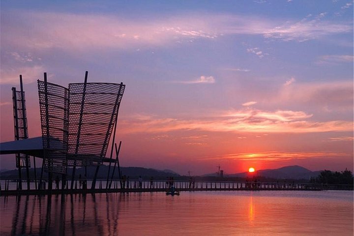 Sanguo City Half-Day Private Tour with Taihu Lake Boat Cruise