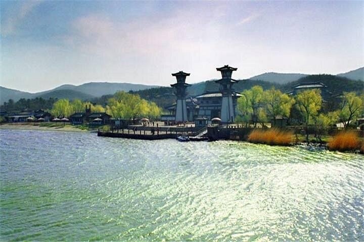 Sanguo City Half-Day Private Tour with Taihu Lake Boat Cruise