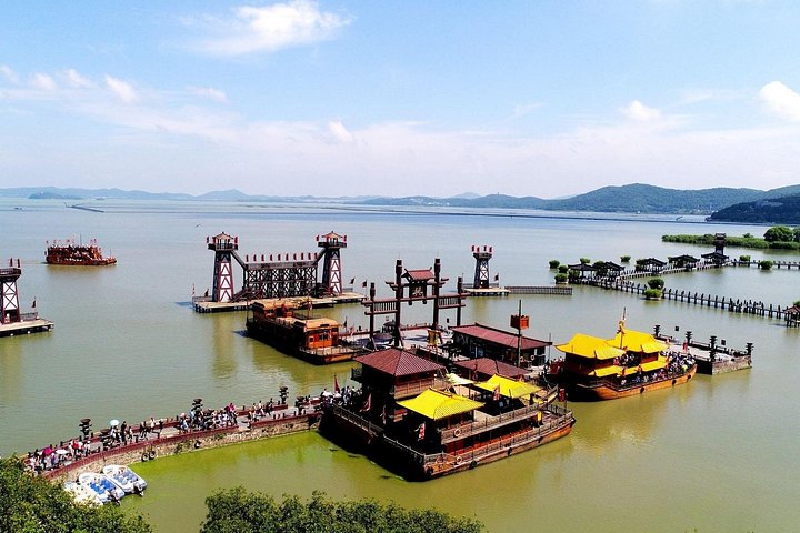 Sanguo City Half-Day Private Tour with Taihu Lake Boat Cruise