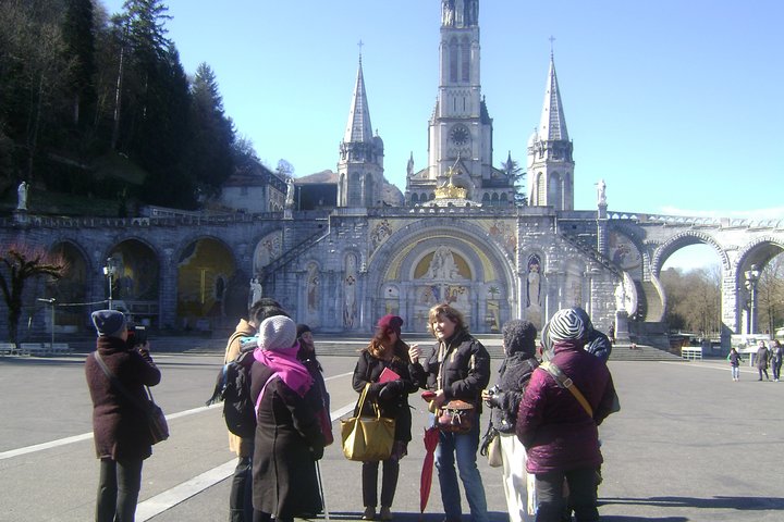 Our Lady of Lourdes, guided tour, on foot, of the sanctuary.