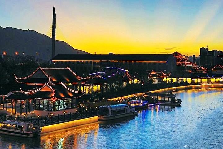 Wuxi Private Night Tour with Boat Cruise and Authentical Dinner