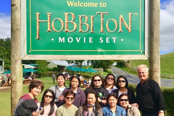 Hobbiton & Waitomo Caves Guided Day Trip from Auckland incl lunch