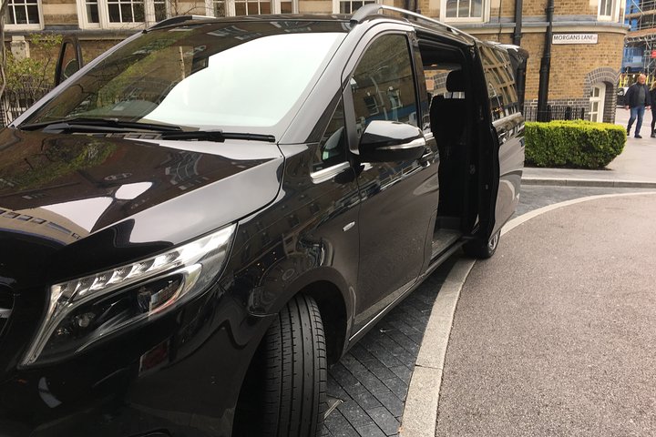 Private transfers between London Stansted - London Luton Airports