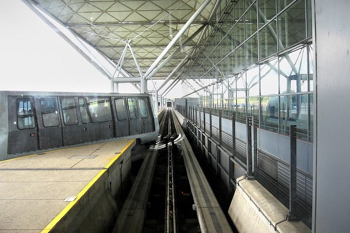 Private transfers between London Stansted - London Luton Airports