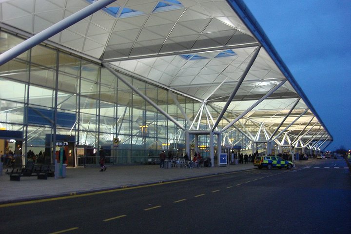 Private transfers between London Stansted - London Luton Airports