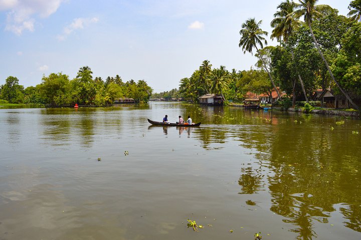 21hrs Houseboat Tour through Alleppeys Serene Canals & Local Life