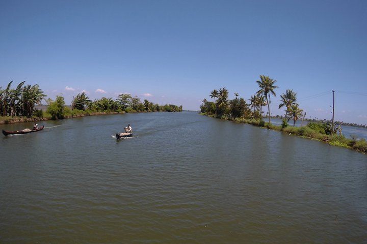 21hrs Houseboat Tour through Alleppeys Serene Canals & Local Life