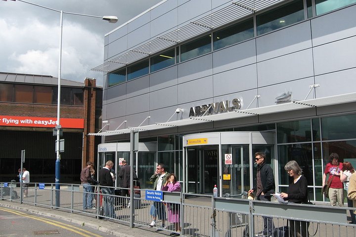 Private transfers between London Stansted - London Luton Airports