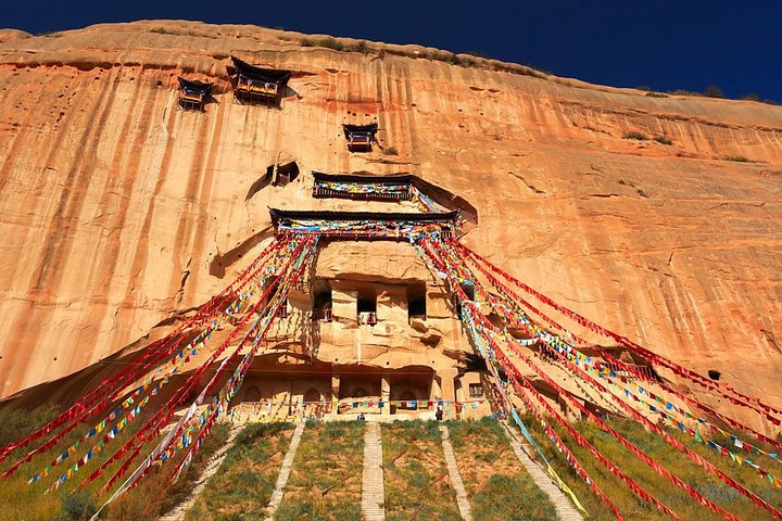 Private Hiking Tour: Pingshanhu Grand Canyon and the Horse Hoof Temple Grottoes