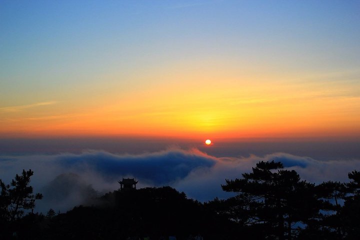Private Hiking Tour of Huangshan Mountain with Xihai Grand Canyon