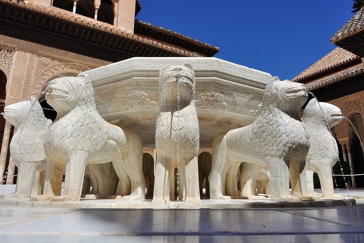 Alhambra & Generalife Skip the line Small Group including Nasrid Palaces