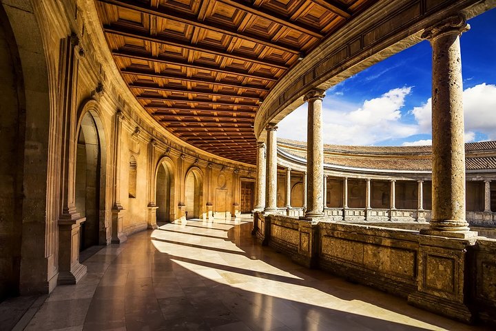 Alhambra & Generalife Skip the line Small Group including Nasrid Palaces