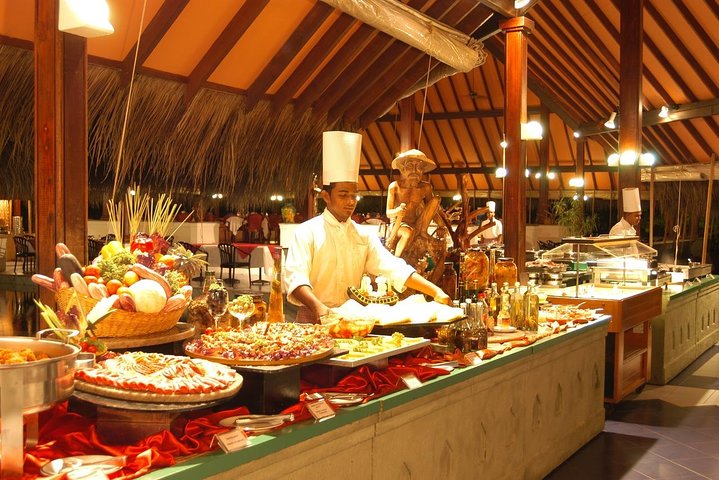 Maafushi: Adaaran club Rannalhi resort day trip