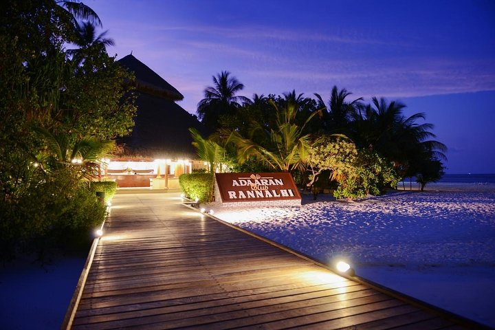 Maafushi: Adaaran club Rannalhi resort day trip