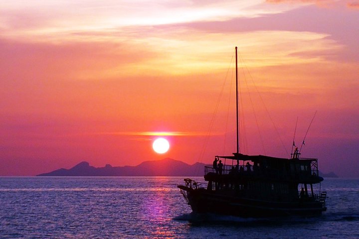 Semi-Private yacht adventure to Ang Thong Park’s hidden treasures