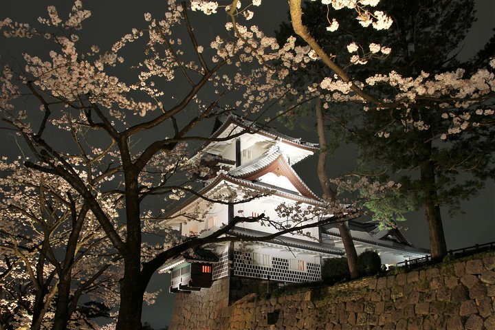 Kanazawa Night Tour with Local Meal and Drinks